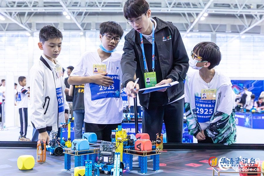 09裁判为参赛学生介绍比赛规则。人民网记者-焦艳摄