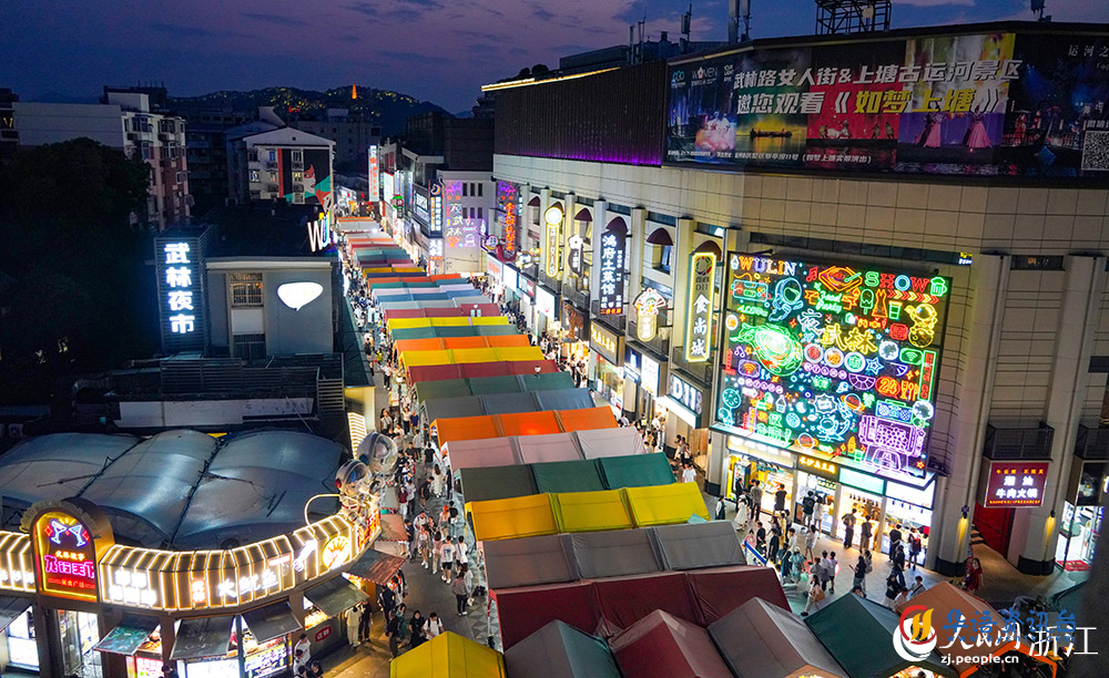 5月24日，华灯初上，从空中俯瞰烟火气满满的杭州武林夜市。人民网  章勇涛摄