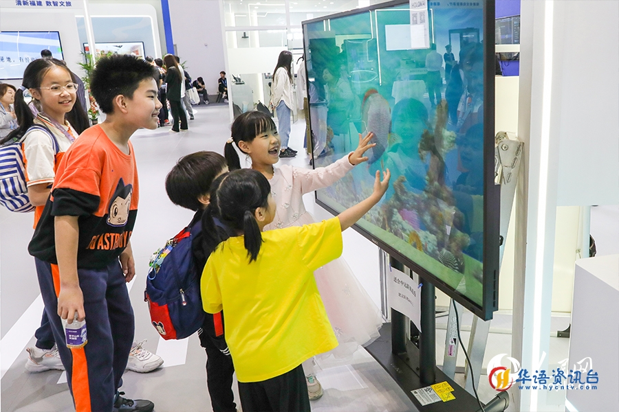小朋友们在体验3D互动屏幕。人民网 陈永整摄