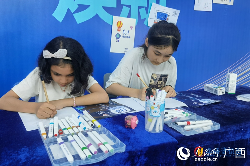 小朋友用画笔画出自己心中的“白泽”。人民网记者 王勇摄