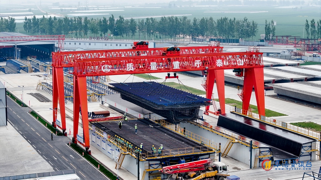 4月29日，在津潍高铁中铁十局潍坊制梁场，工程机械在吊装箱梁钢筋骨架（无人机照片）。