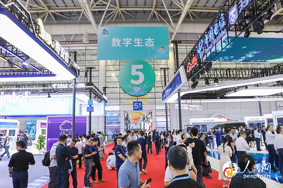 数字峰会现场体验区吸引不少市民前来参观。人民网 陈永整摄