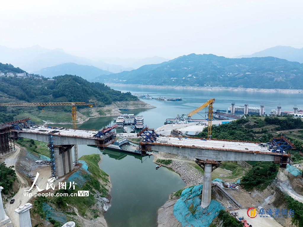 湖北秭归：三峡枢纽茅坪港疏港铁路建设忙