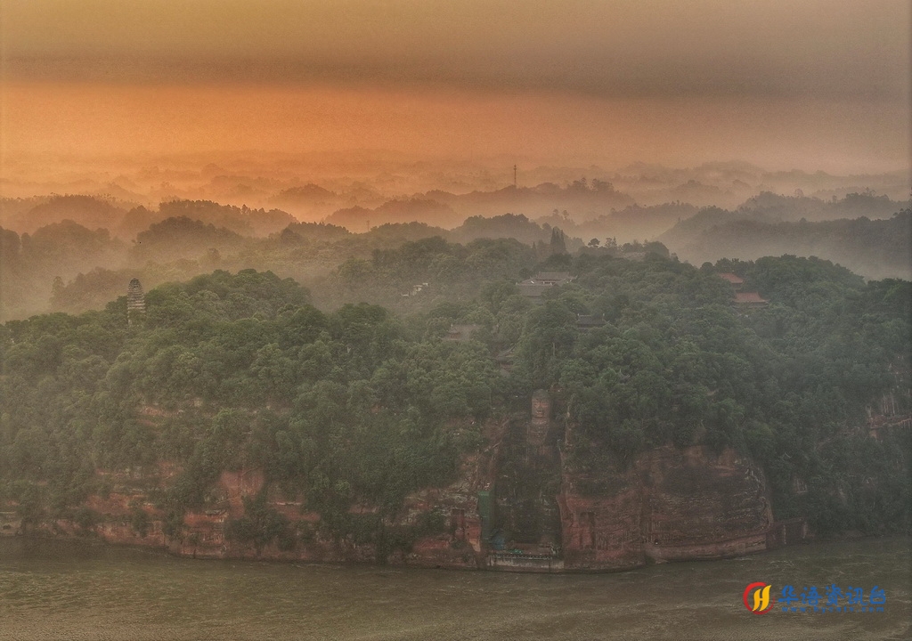 晨曦中的乐山大佛（6月4日摄，无人机照片）。