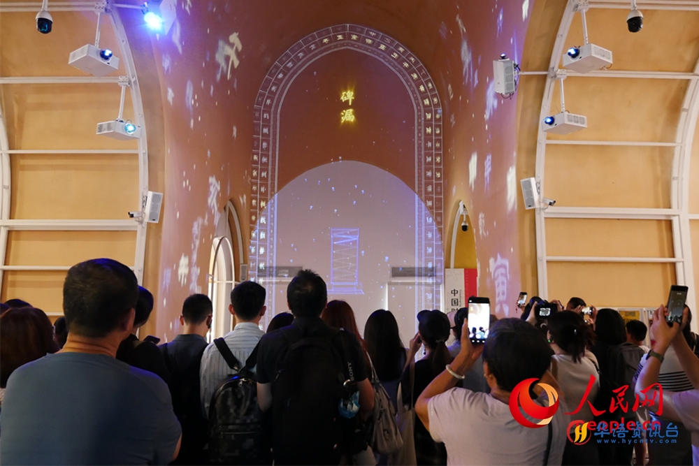 游客正在欣赏《共鸣》。人民网记者 韦衍行摄