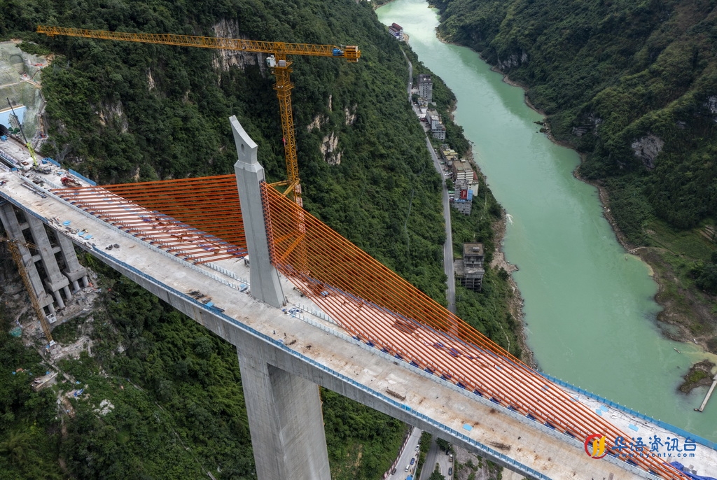 这是位于重庆市彭水县境内的渝湘复线高速磨寨乌江特大桥建设现场(7月20日摄,无人机照片)。新华社记者 刘潺 摄