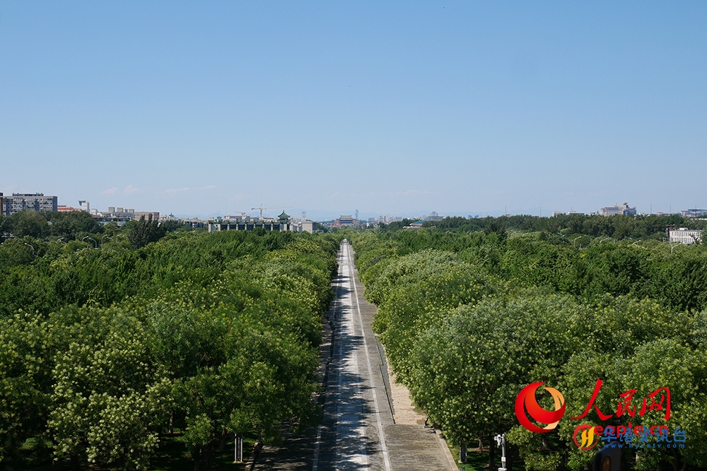 在南段的永定门城楼上眺望中轴线。人民网记者 韦衍行摄