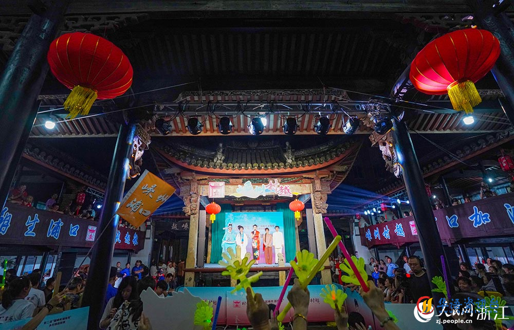 在浙江省嵊州市浦口街道,乡村越剧联赛小组挑战赛举行。人民网 章勇涛摄