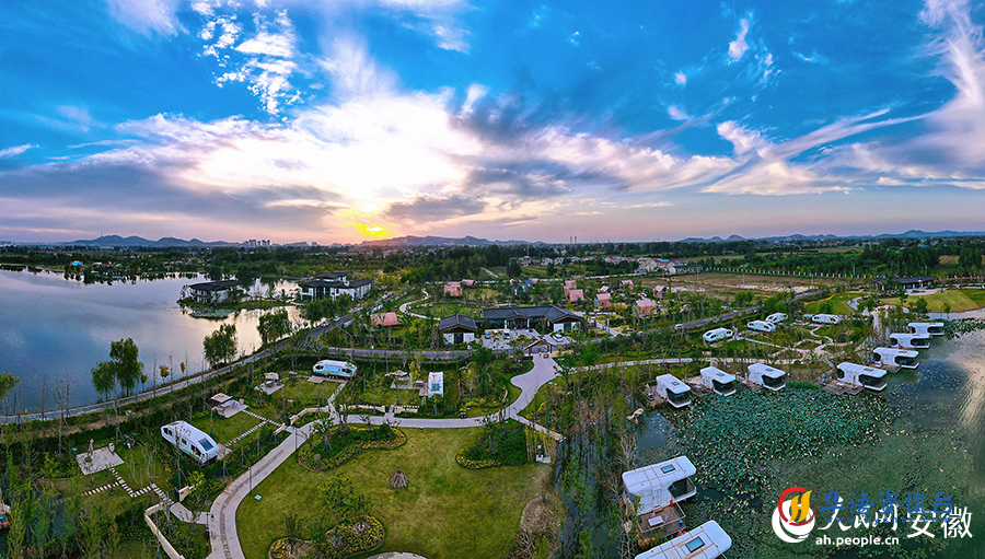 航拍朔西湖景区的房车营地。人民网记者 王晓飞摄