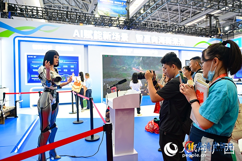 仿生人形机器人十分逼真。人民网 雷琦竣摄