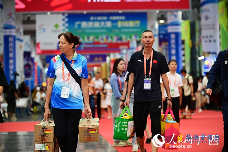 观众们满载而归。人民网 雷琦竣摄