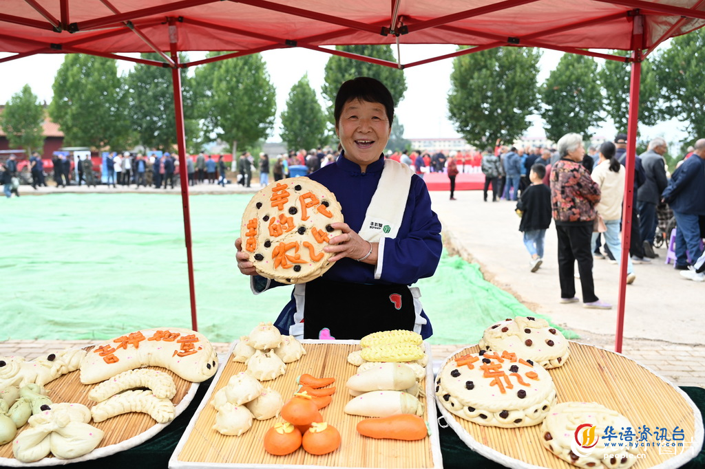 9月22日上午，2024年中国农民丰收节河南济源主会场在邵原镇北寨村举行，当地村民翟小珍在展示自己制作的传统花馍。人民网记者 王玉兴摄