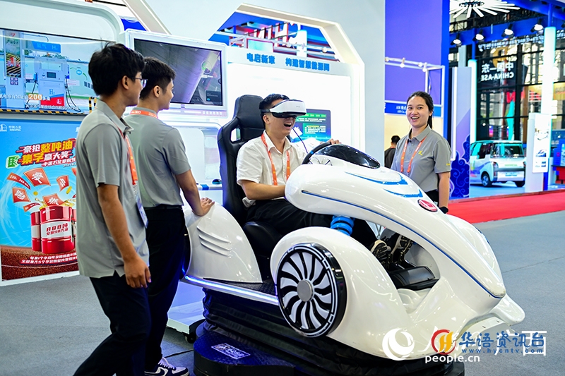 市民在体验汽车虚拟驾驶。人民网 雷琦竣摄