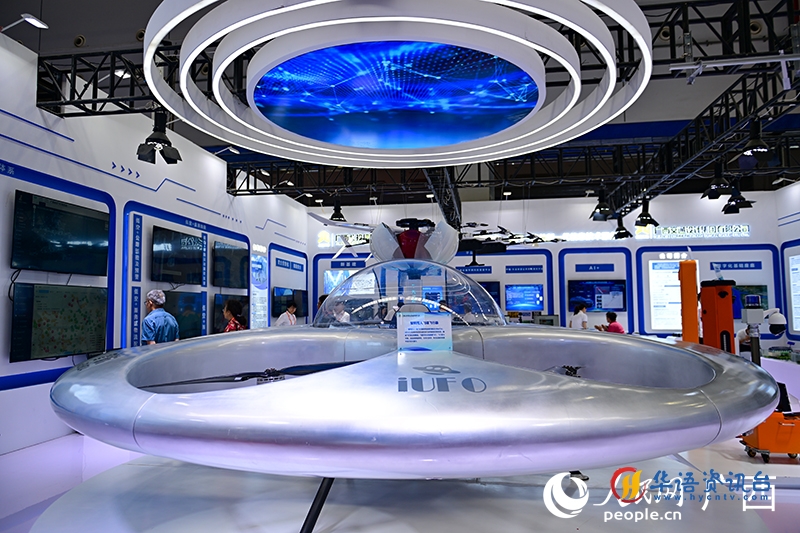 外形好似“飞碟”的载人飞行器。人民网 雷琦竣摄