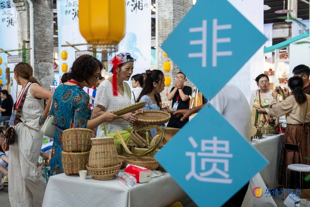 9月21日,观众在第三届湖南非遗博览会上参观。