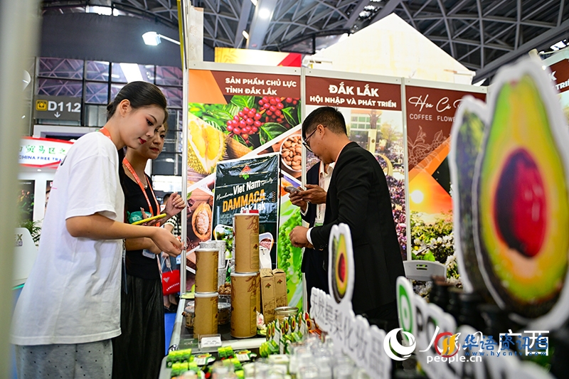 观众在购买东盟好物。人民网 雷琦竣摄