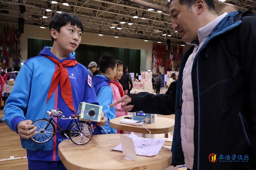 11月28日，参会嘉宾参观北京市海淀区第二实验小学橡树校区学生的人工智能技术赋能课堂成果展。