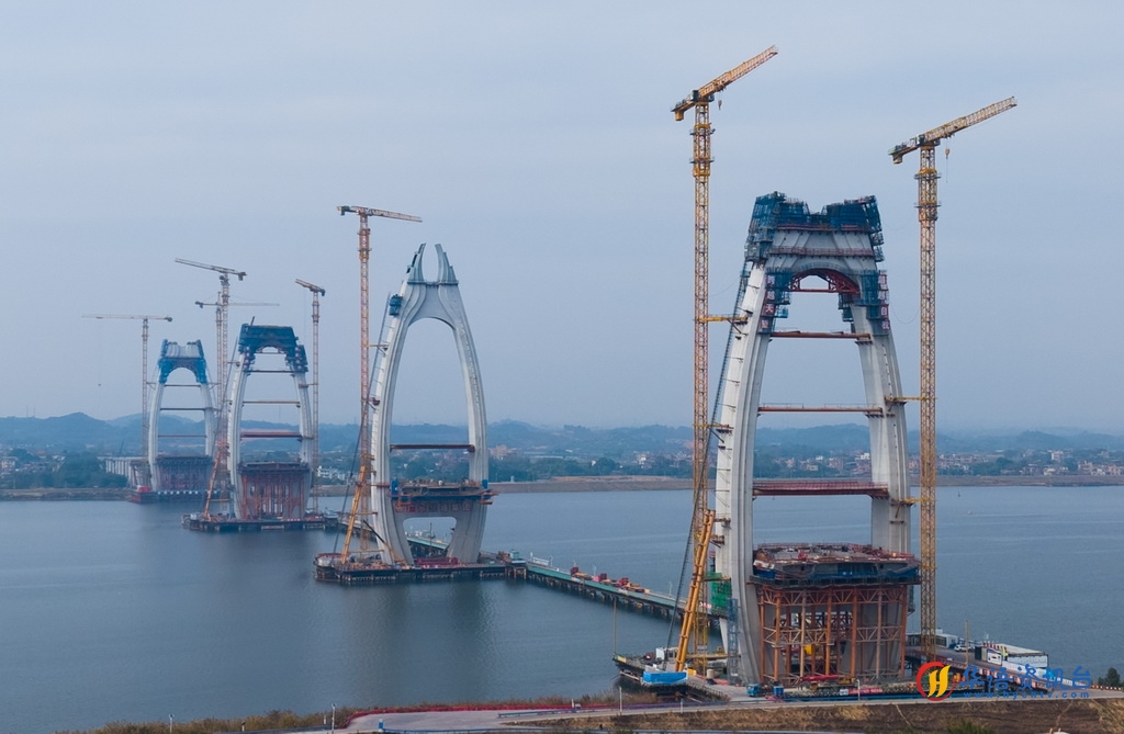 这是12月25日拍摄的清花高速北江特大桥封顶的主塔（右二）（无人机照片）。