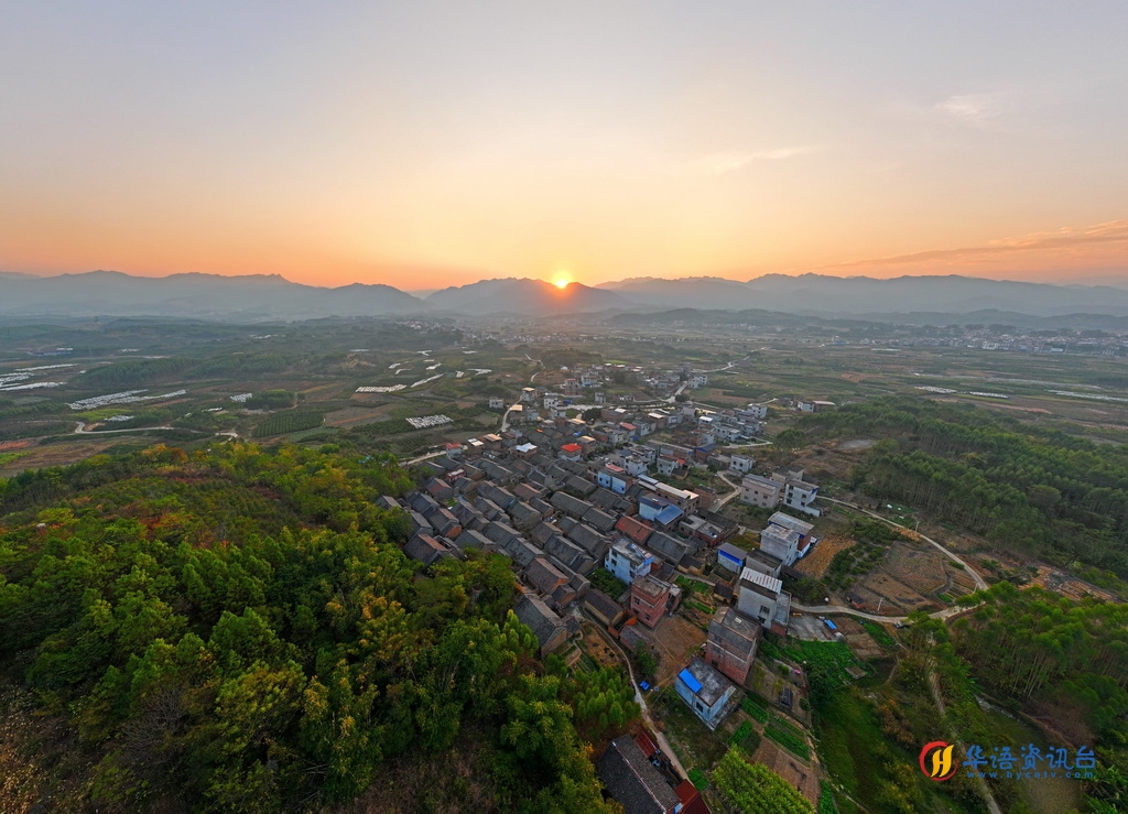 金秀县桐木镇那安村龙腾屯景色（12月19日摄，无人机照片）。