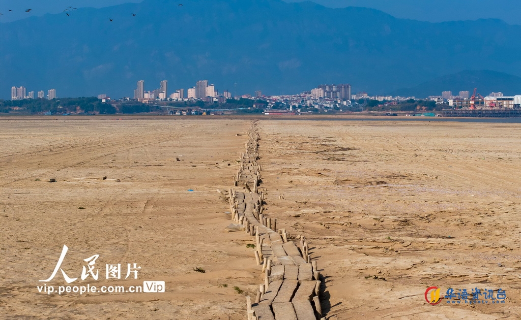 2024年12月14日，拍摄的位于鄱阳湖底的古代石桥。