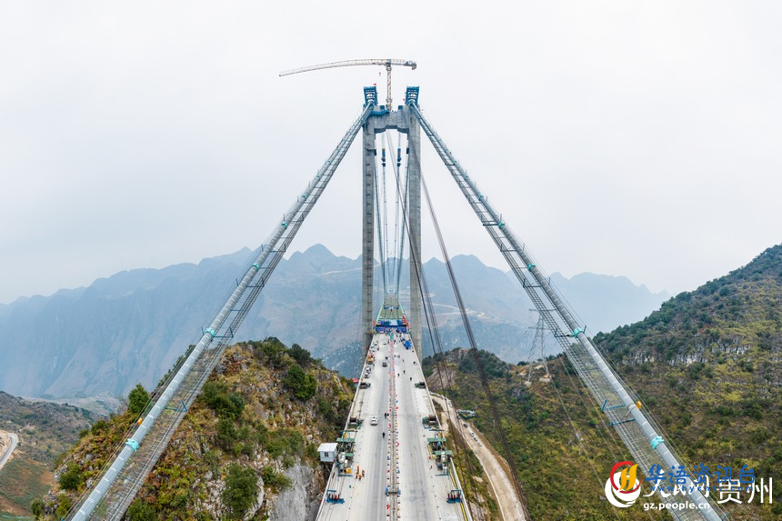 航拍建设中的花江峡谷大桥。人民网记者 涂敏摄