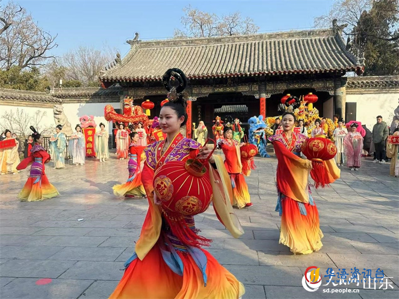 孔府门前民俗表演迎新春。 人民网 乔姝摄