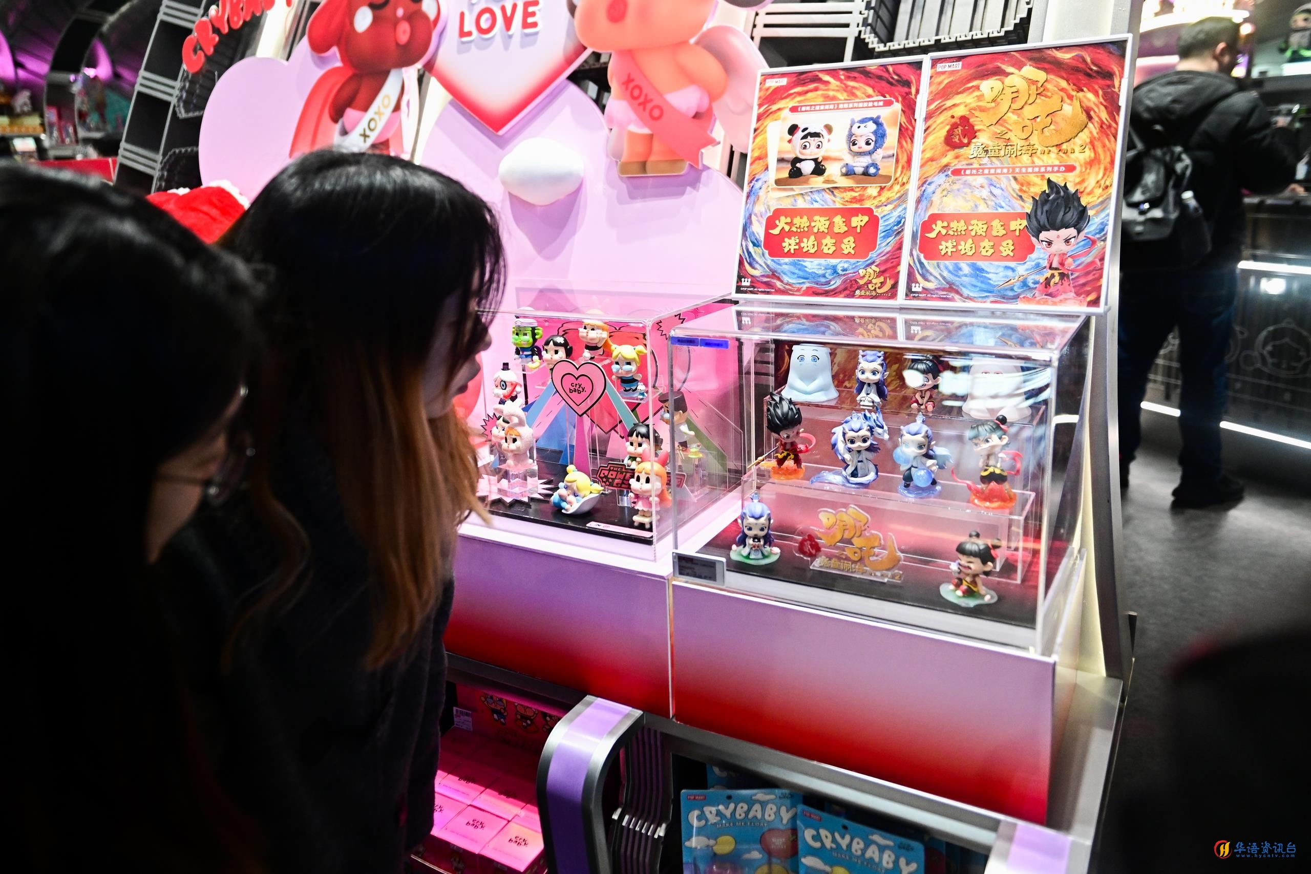 △2025年2月22日,上海,市民在围观《哪吒之魔童闹海》相关手办盲盒。