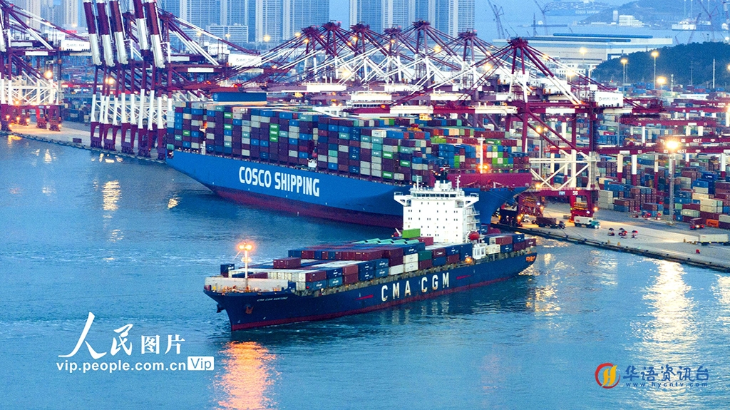 山东港口青岛港：灯火通明作业忙