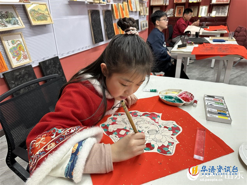 小学生在社教研学项目中给年画填色。 人民网 乔姝摄