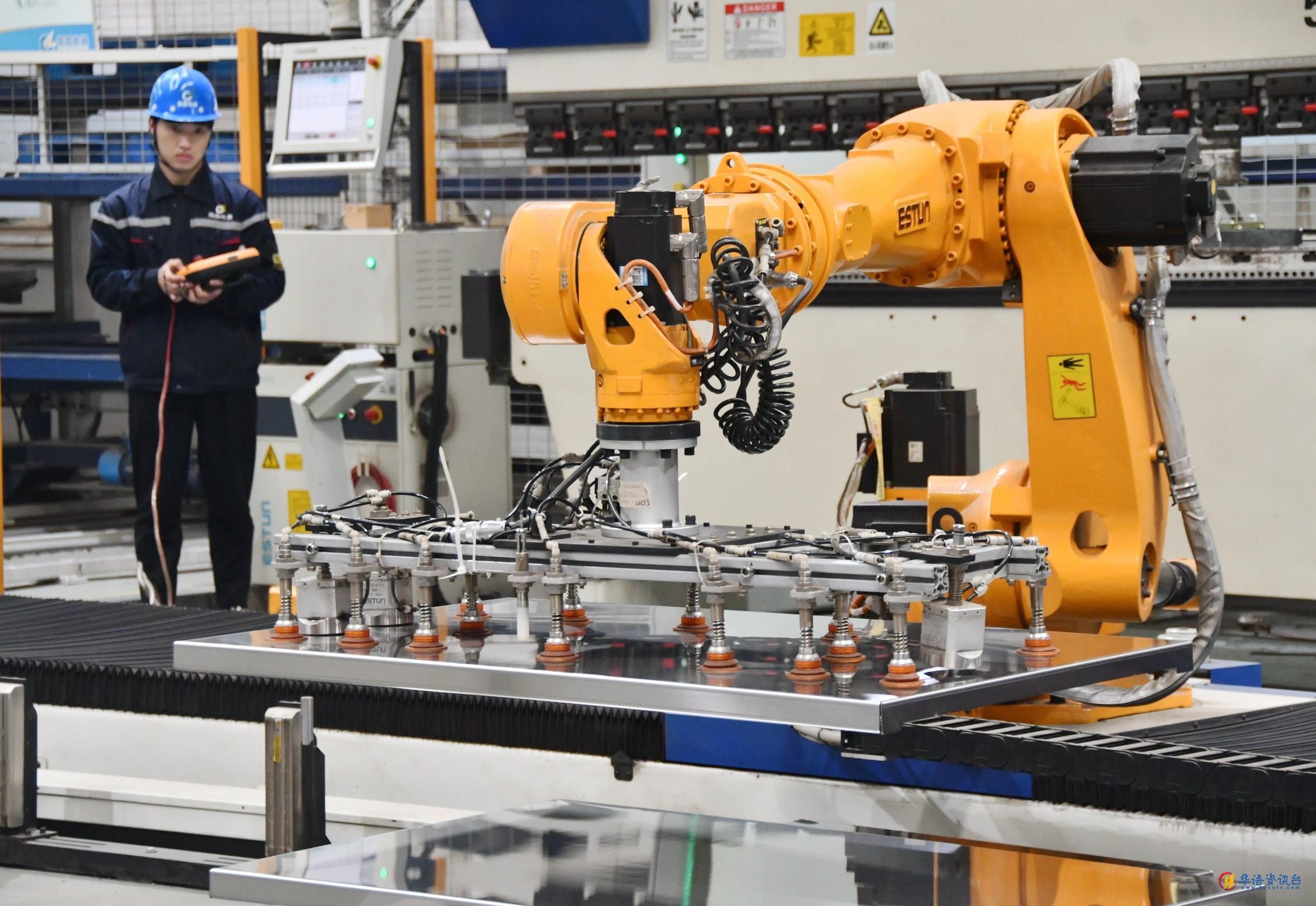 △2025年2月21日,河北邯郸永年区工业园区的一家企业,工人正在操控工业机器人作业。