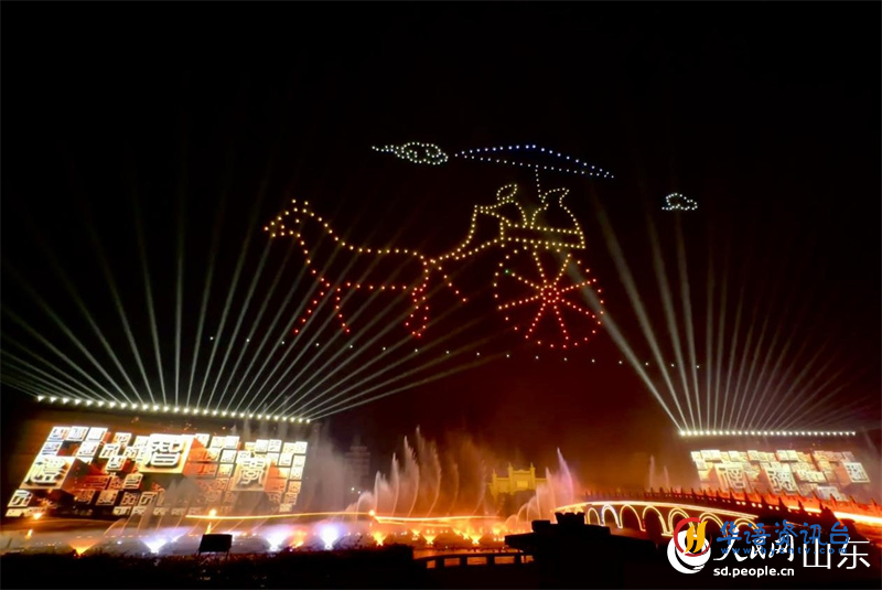 尼山圣境动态光影将观众带入历史情境。 人民网 乔姝摄