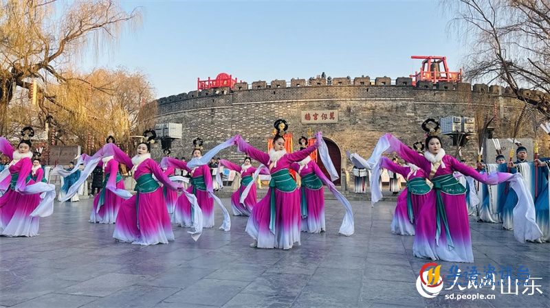曲阜明古城万仞宫墙前乐舞迎宾。 人民网 乔姝摄