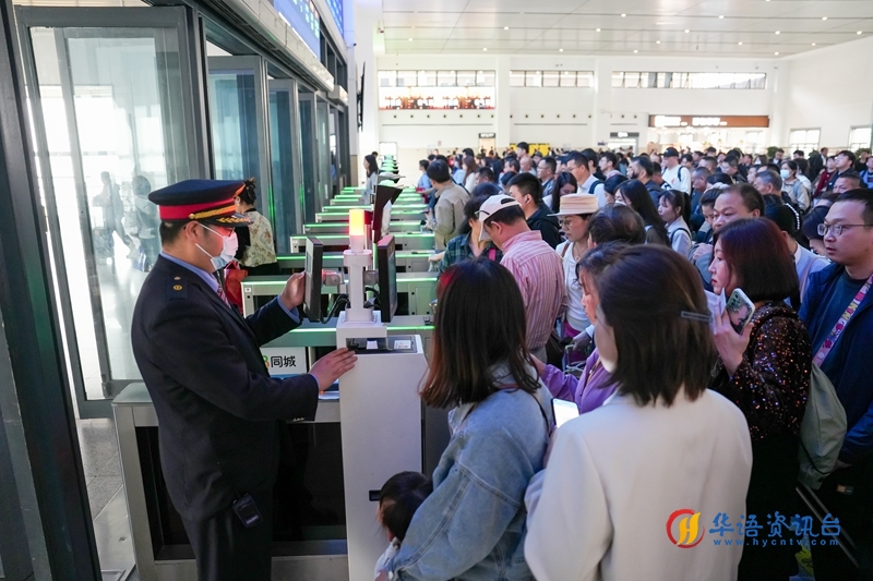 高铁站内游客排起长队。陈喆摄