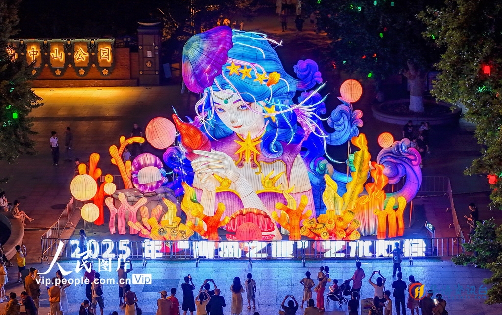 2025年“青岛之夏”艺术灯会流光溢彩