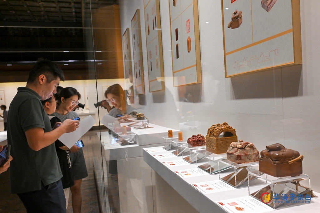 7月27日，观众在故宫文华殿欣赏篆刻作品展。