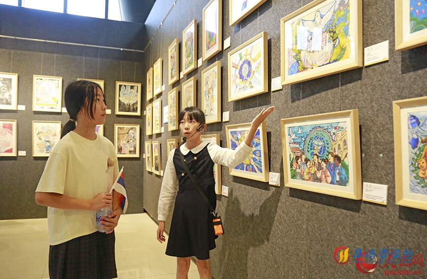 小讲解员对优秀作品进行讲解。人民网记者 崔新耀摄