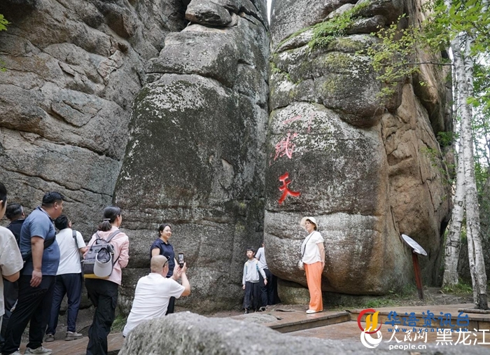 两座石峰间留下的狭窄缝隙形成“一线天”景观。人民网记者 苏靖刚摄