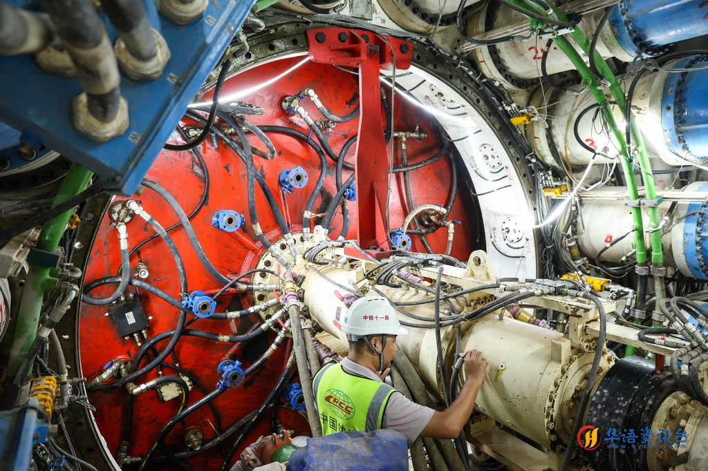 8月25日，技术人员在检查“永庆号”大直径盾构机设备线路。