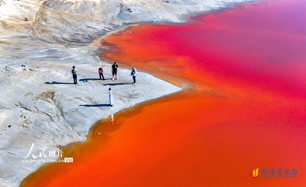 内蒙古鄂尔多斯：芒乃淖尔盐湖景色迷人引客来