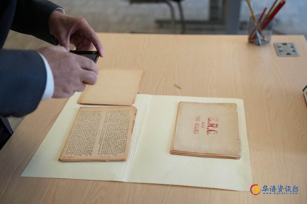 8月21日，在位于英国曼彻斯特市的人民历史博物馆，新华社记者拍摄由黄作梅主笔编撰的《东江纵队与盟军》。新华社记者 郑博非 摄