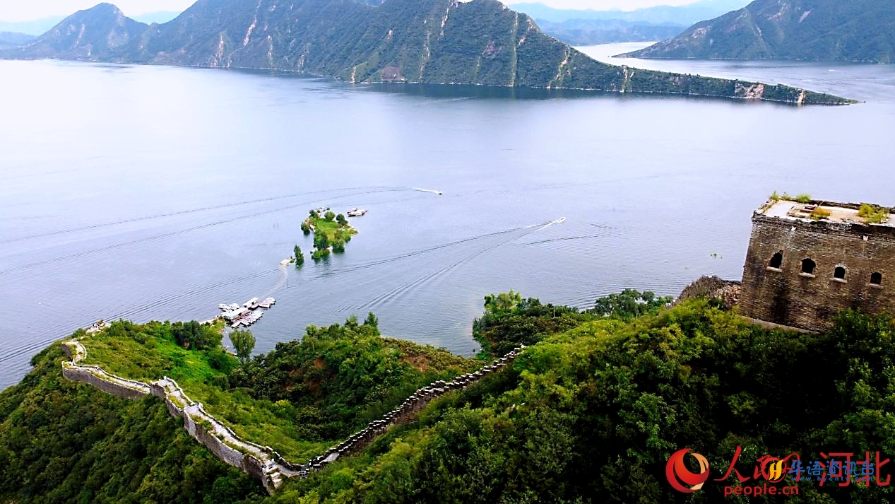 宽城满族自治县境内潘家口水库“水下长城”。人民网记者 赵明妍摄
