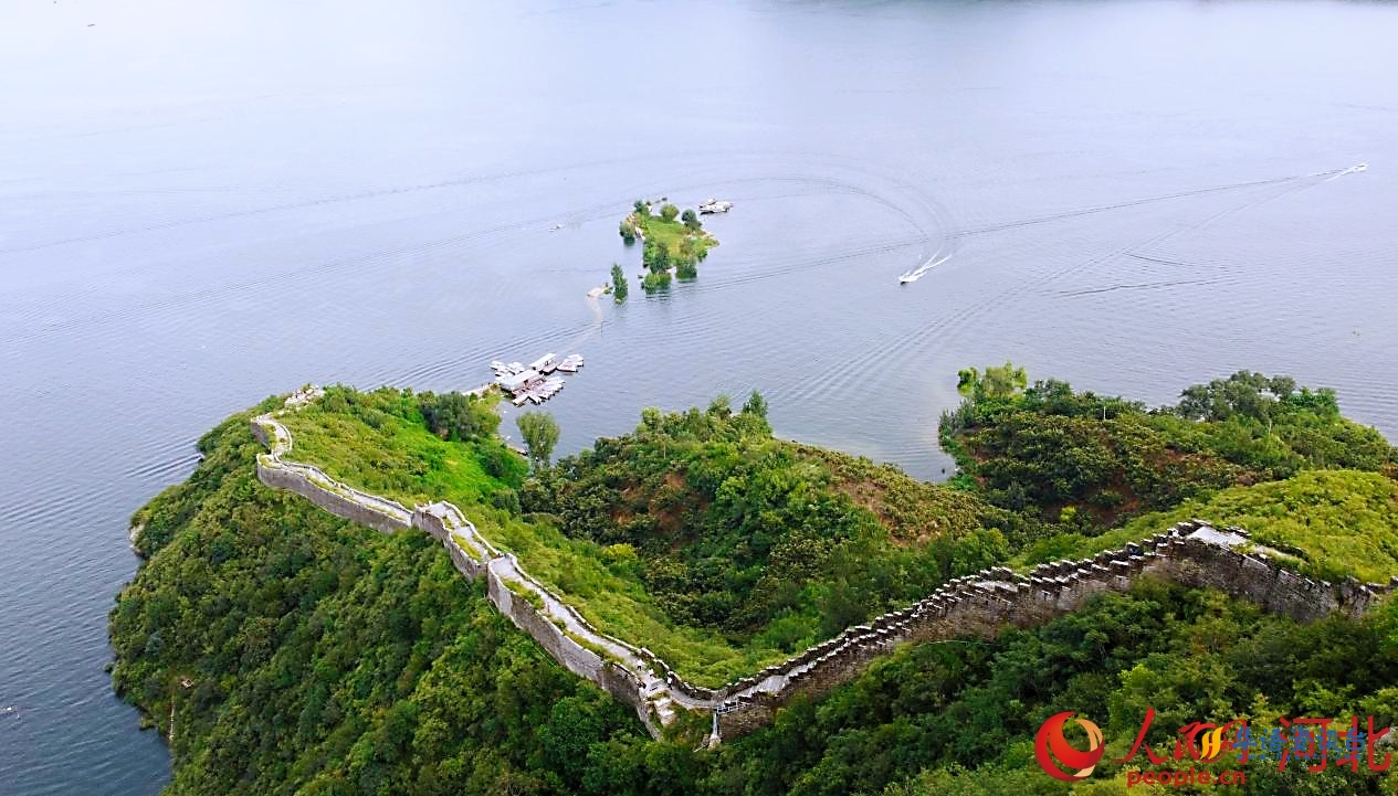 宽城满族自治县境内潘家口水库“水下长城”。人民网记者 赵明妍摄