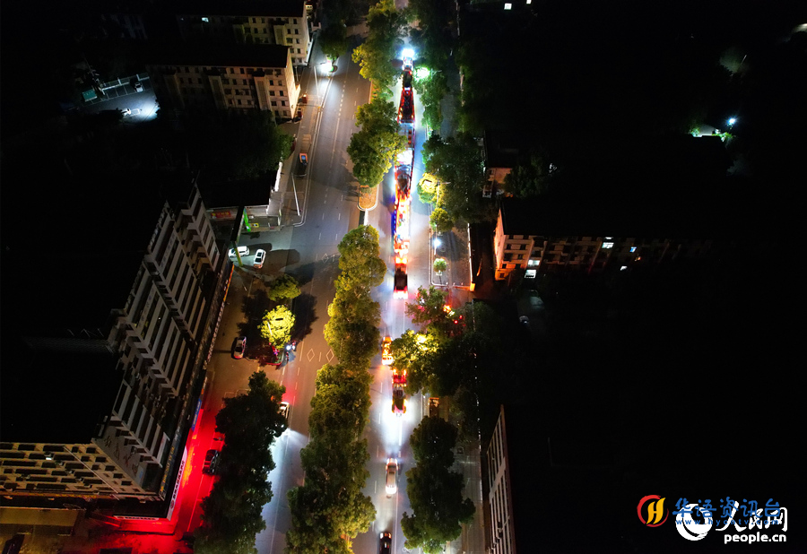 “巨无霸”于8月27日凌晨启运。人民网记者 刘宾摄