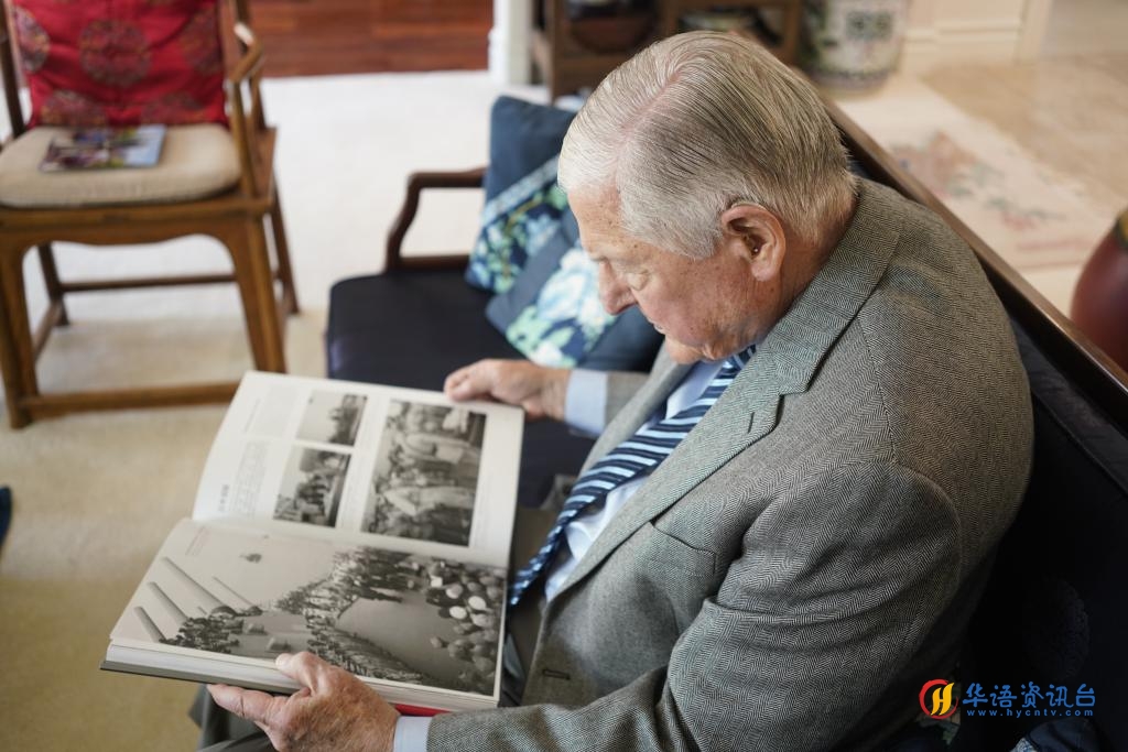 8月11日,史迪威外孙伊斯特布鲁克在家中翻看画册。新华社记者 吴晓凌 摄