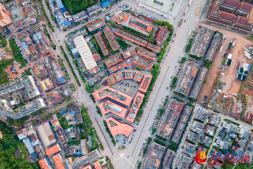 2磨憨边境口岸附近商业区俯瞰。人民网记者 符皓摄