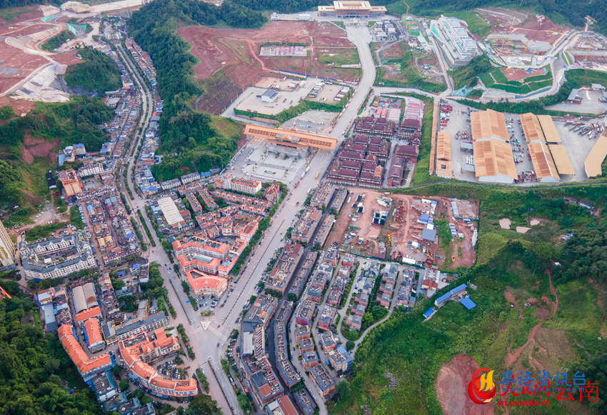 磨憨边境口岸附近建设场景。人民网记者 符皓摄