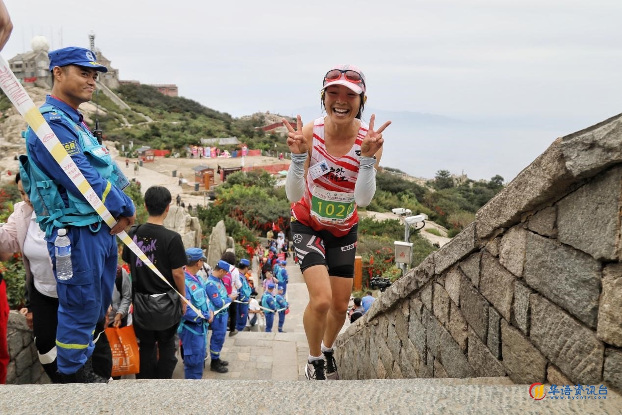 远道而来的参赛者开心地冲摄像机比出了胜利手势。陈阳摄