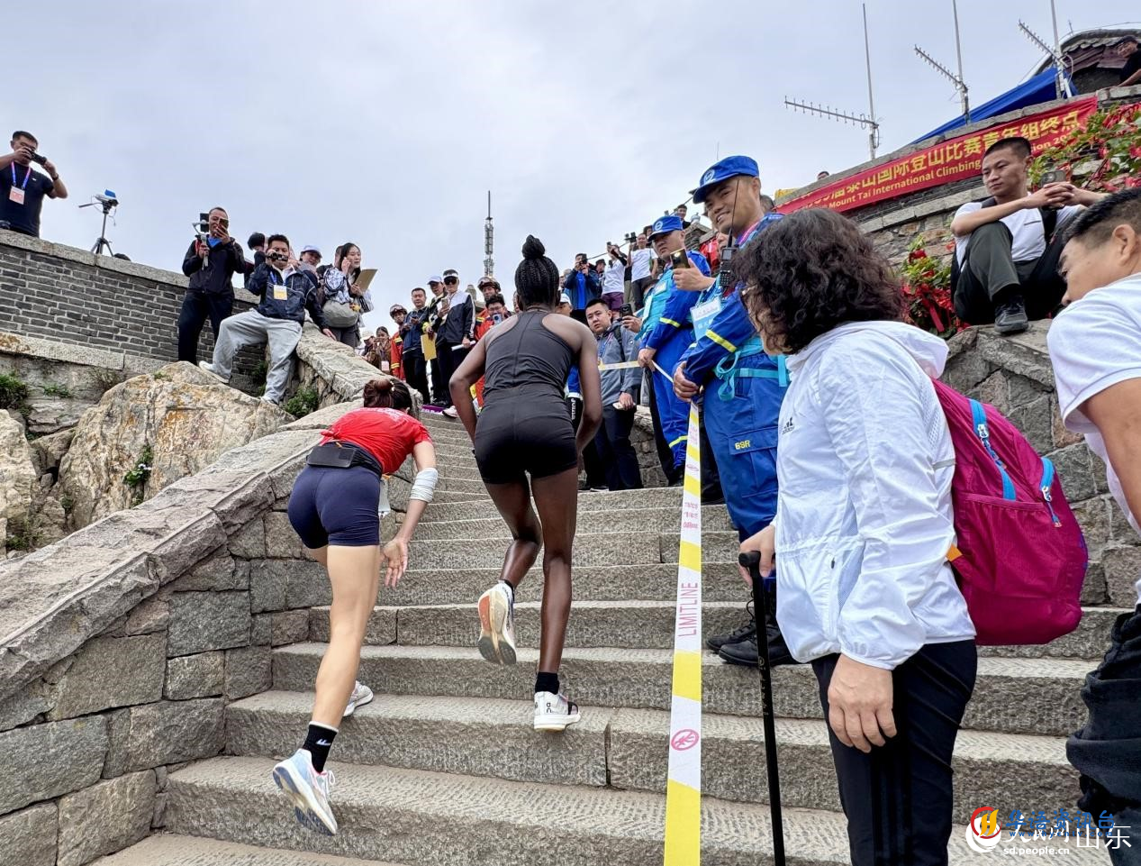 青年组参赛人员已临近终点。人民网 郑昕桥摄