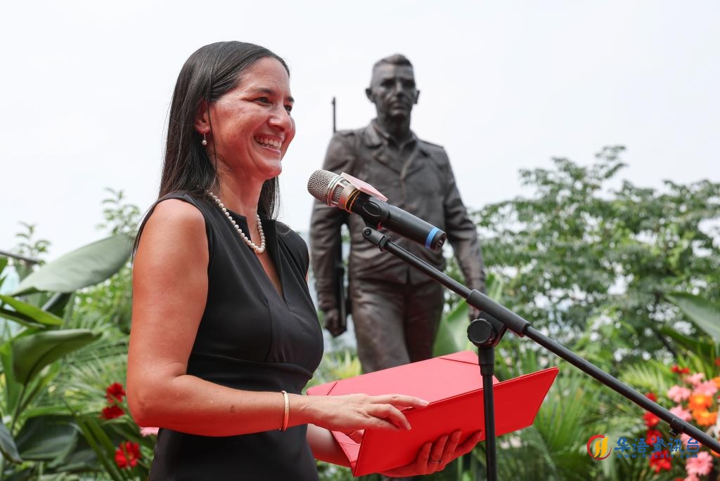 9月4日,史迪威曾外孙女米尔沃德在史迪威铜像前致辞。新华社记者 陈诚 摄