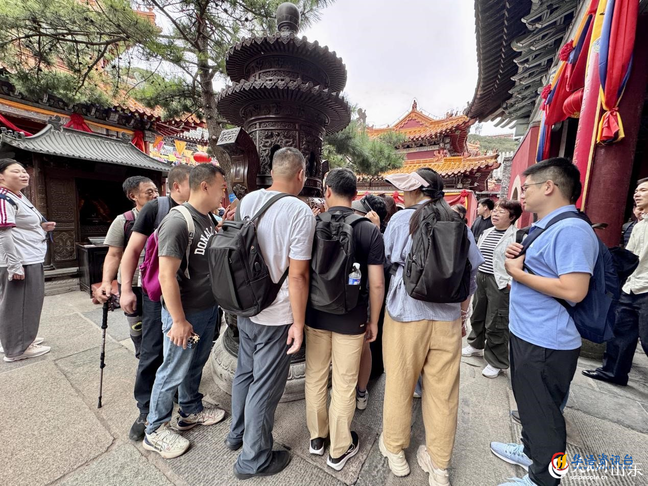 来自五湖四海的游客纷纷在碧霞祠前沾福祈愿。人民网 郑昕桥摄